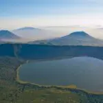 Cráter y lago Empakai, al fondo Ol Doinyo Lengai .