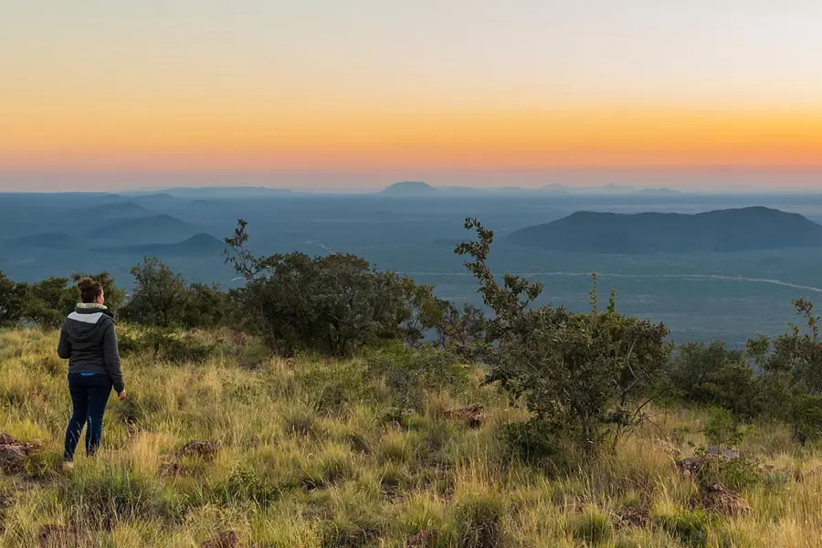 Un safari con vistas a las montañas y koppies de Madikwe