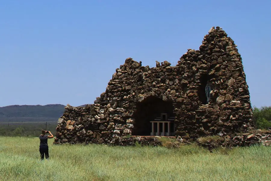 Las ruinas de una misión católica en Madikwe.