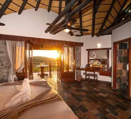 Vea salir y ponerse el sol desde su dormitorio.