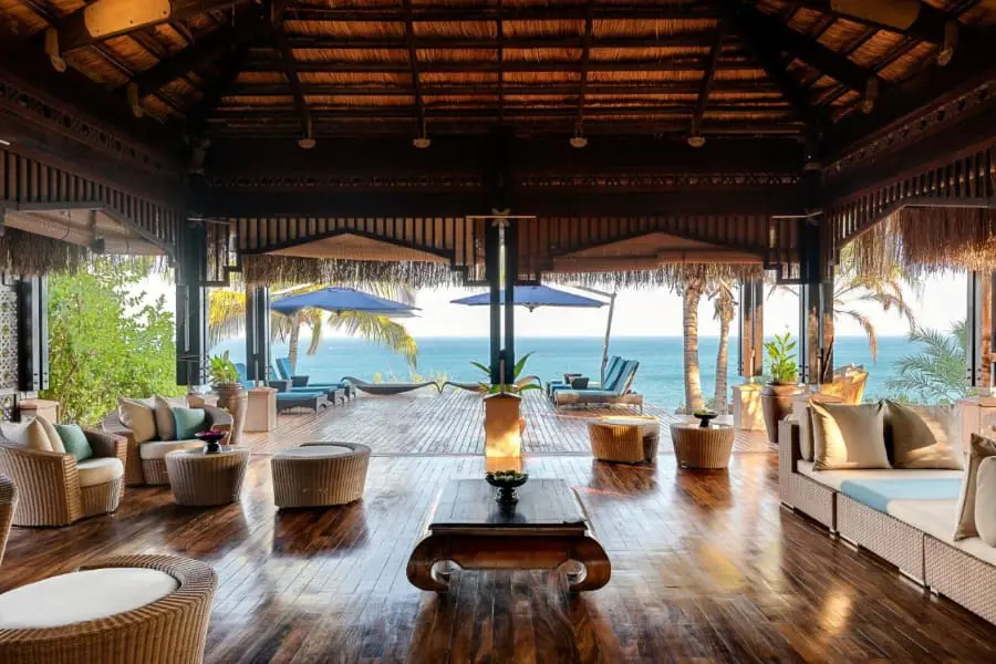 Mirando al océano desde el interior del Anantara Bazaruto Island Resort Spa | Go2Africa