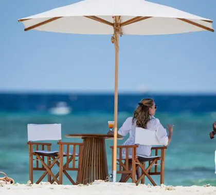 Fanjove-Island-dining-on-the-beach