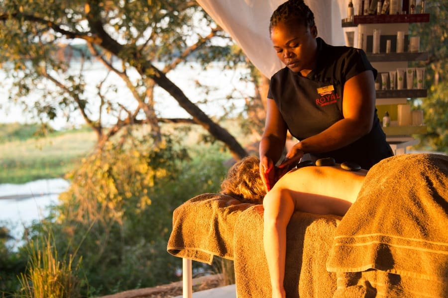 Un tratamiento de spa al atardecer en el Royal Zambezi Lodge | Go2Africa