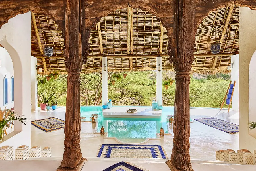 Unos arcos conducen por unas escaleras a una piscina cubierta | Go2Africa