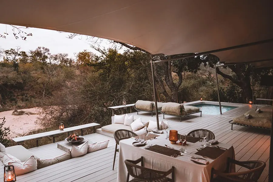 Cubierta del Saseka Tented Camp en la reserva de caza de Thornybush