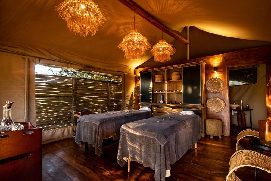 Una sala de tratamientos de spa con luz cálida en Sayari | Go2Africa