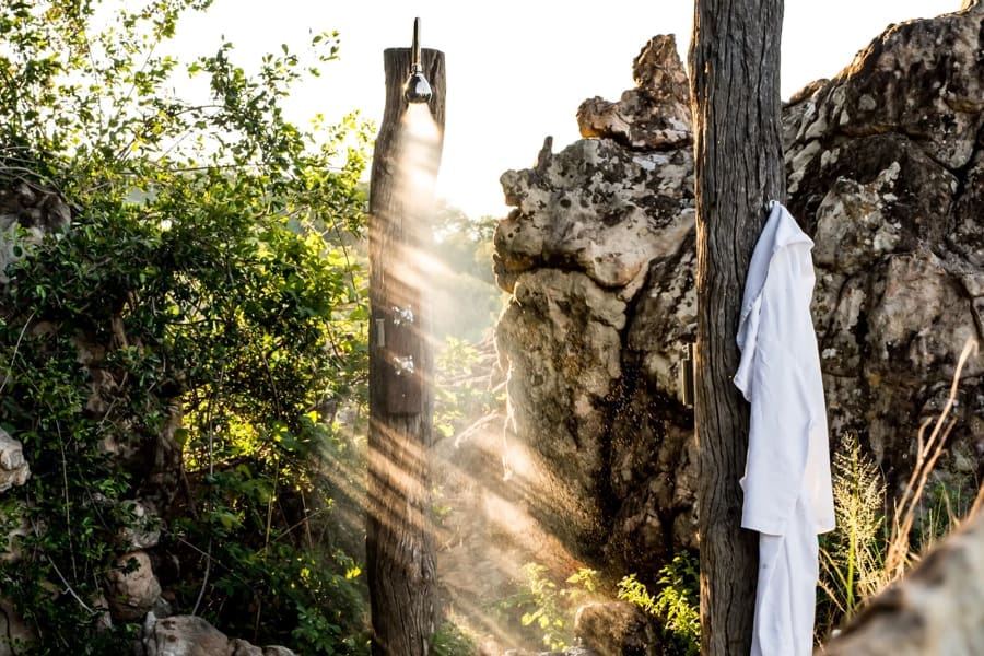 Una ducha al aire libre en el Spa Singita Pamushana | Go2Africa