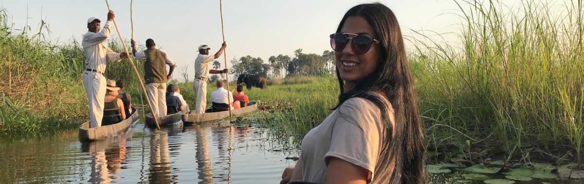 Lee-Anne Kock, experta en safaris por el sur de África de Go2Africa, se embarca en un safari en mokoro, siguiendo a otros tres mokoros, cada uno con dos pasajeros. Guías expertos conducen a los huéspedes a través de pasadizos acuáticos.