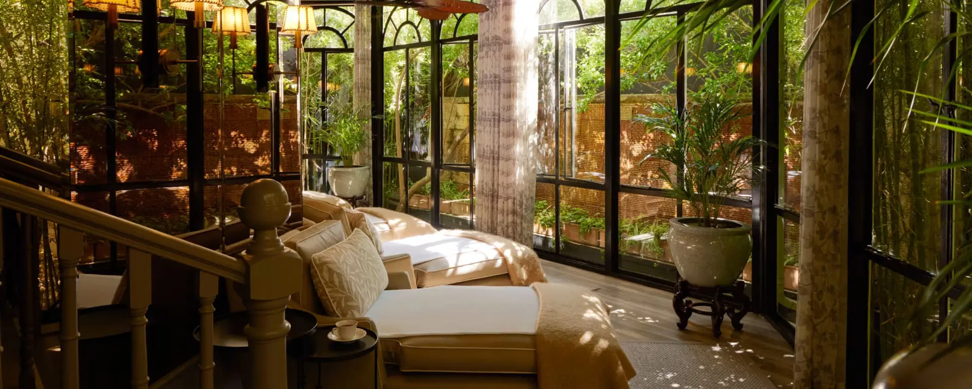 Uma igreja com teto abobadado e vigas de madeira foto – Imagem grátis sobre  Cruz na Unsplash, image size:1920x768