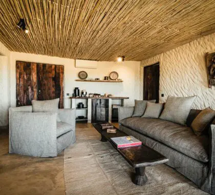 De lounge van de familiesuites.