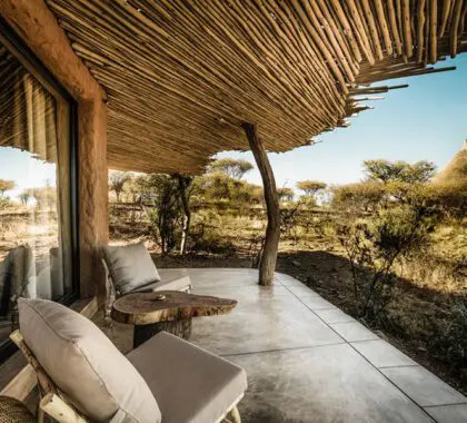 Privé patio met zitje en geweldig uitzicht.