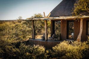 Los chalés con techo de paja siguen el modelo de las cabañas locales de Owambo.