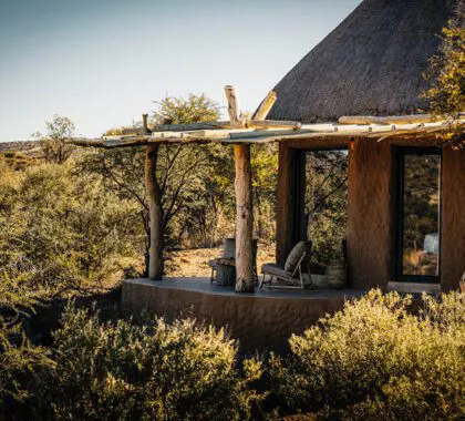 De chalets met rieten dak zijn gemodelleerd naar de plaatselijke Owambo hut.