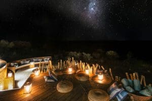 Contemple las estrellas desde la cubierta principal.