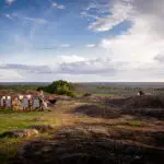 Le Sanctuary Kichakani Serengeti Camp offre une vue pittoresque sur les plaines infinies du Serengeti.