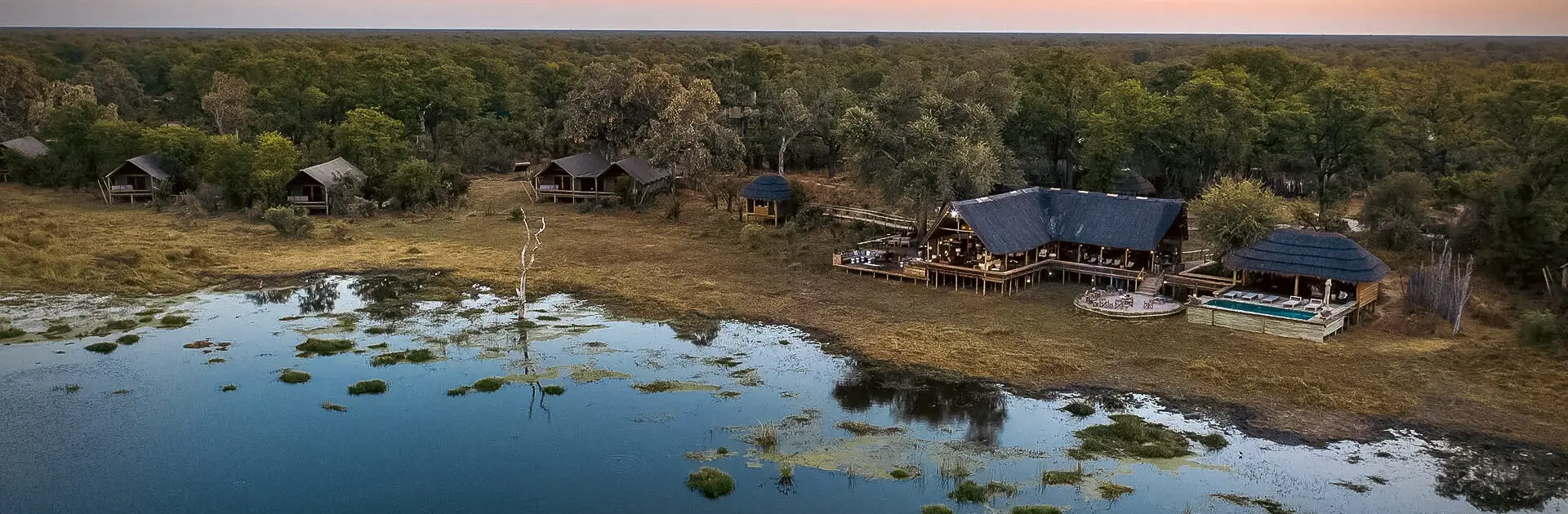 Vista aérea del campamento de tiendas de campaña Sable Alley en la Reserva Privada de Khwai | Go2Africa