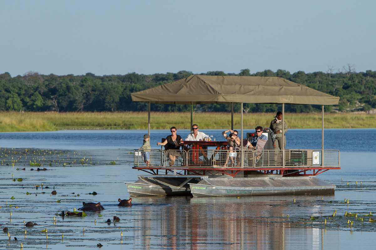Un barco cubierto en el delta del Okavango desde el Chobe Game Lodge | Go2Africa