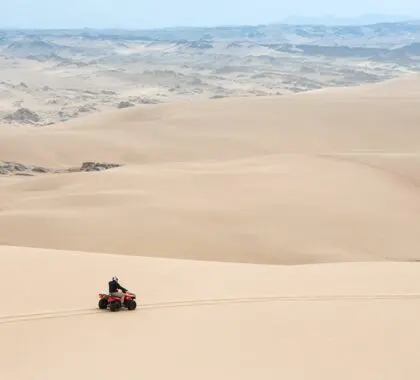 En quad por las dunas de Namibia.