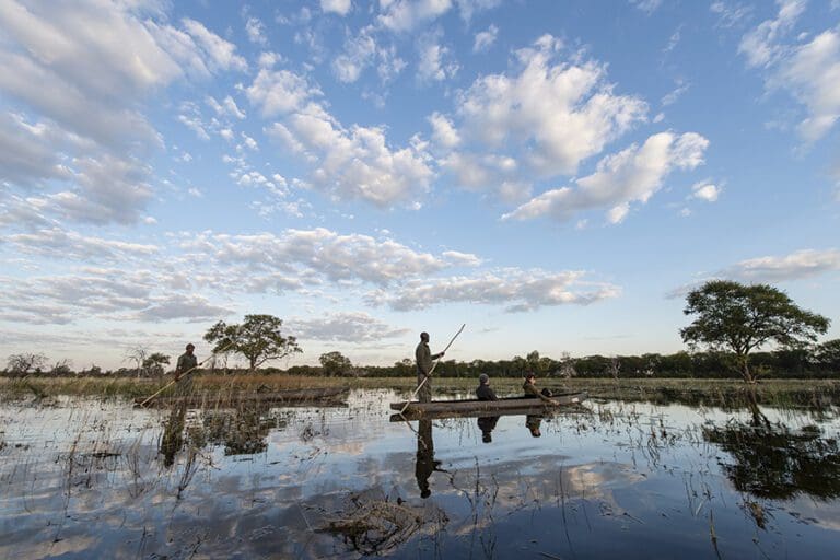 Safari en mokoro al amanecer.