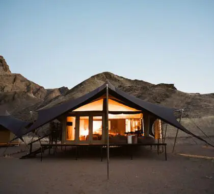 El campamento Hoanib Valley está situado en la remota zona de conservación comunitaria de Sesfontein, en el Koakoveld de Namibia.