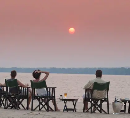 Disfrute de las espectaculares vistas del río Zambeze mientras se pone el sol.