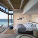 Ventanas de cristal del suelo al techo con vistas al Océano Índico y a la vida marina. 