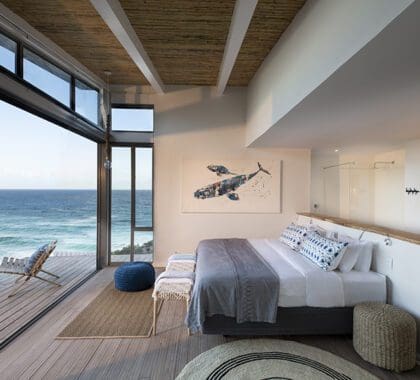 Ventanas de cristal del suelo al techo con vistas al Océano Índico y a la vida marina. 