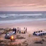 Cena al atardecer en la playa.