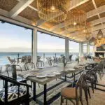 Cene, al estilo familiar, en la mesa interior con increíbles vistas al mar.