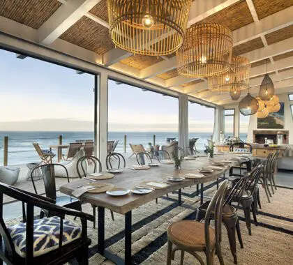 Cene, al estilo familiar, en la mesa interior con increíbles vistas al mar.