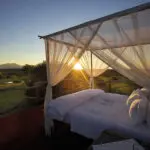 Pase la noche bajo las estrellas en la terraza para dormir del Kapama Buffalo Camp.