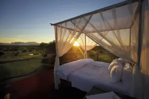 Pase la noche bajo las estrellas en la terraza para dormir del Kapama Buffalo Camp.