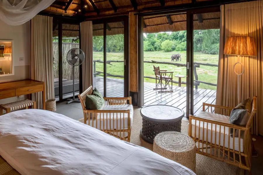 Interior de la suite del Mfuwe Lodge con vistas a la vida salvaje.