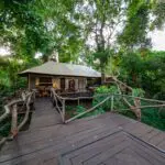 Exterior da tenda Rhino River Camp.