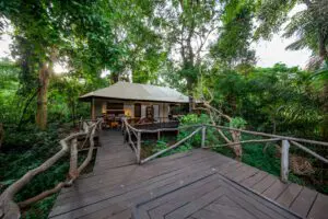 Exterior da tenda Rhino River Camp.