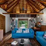 El salón de la suite con jacuzzi.