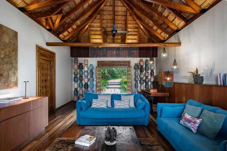 El salón de la suite con jacuzzi.