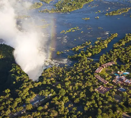 Vista aérea de Avani Victoria Falls Resort y la cascada.
