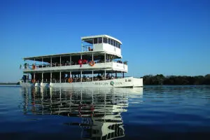 Disfrute del avistamiento de animales en el río Zambeze con un crucero en barco.