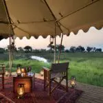 Rodeado de relucientes llanuras aluviales y bosques dispersos.