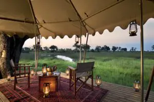 Rodeado de relucientes llanuras aluviales y bosques dispersos.