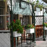 La ciudad de Franschhoek está repleta de bella arquitectura, tiendas, restaurantes, cafeterías y pintorescos pubs. 
