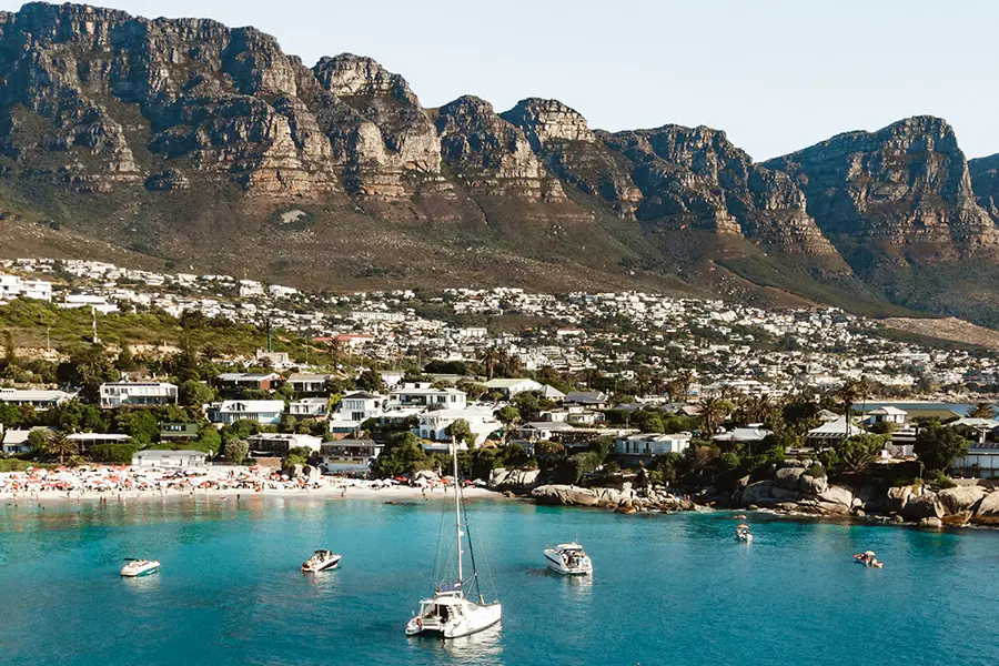 Las grandes montañas de Ciudad del Cabo se extienden a lo largo de las azules aguas costeras de la ciudad.