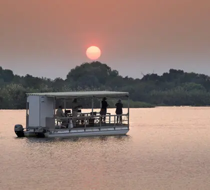 Verpassen Sie nicht die Bootsfahrten zum Sonnenuntergang auf dem Sambesi-Fluss. 