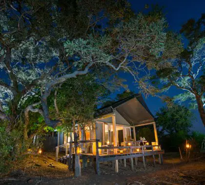 Exterior del chalet de dos dormitorios del Simbavati River Lodge.