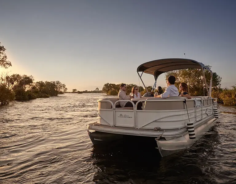 Puesta de sol en el río.