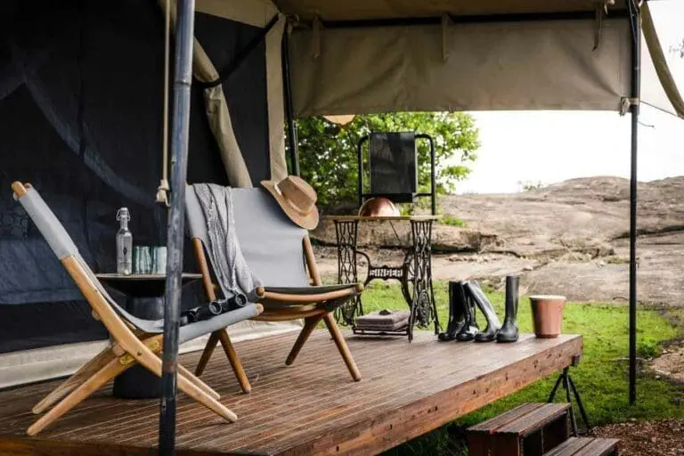Veranda de la suite del campamento Kichakani Serengeti, en el norte del Serengeti.