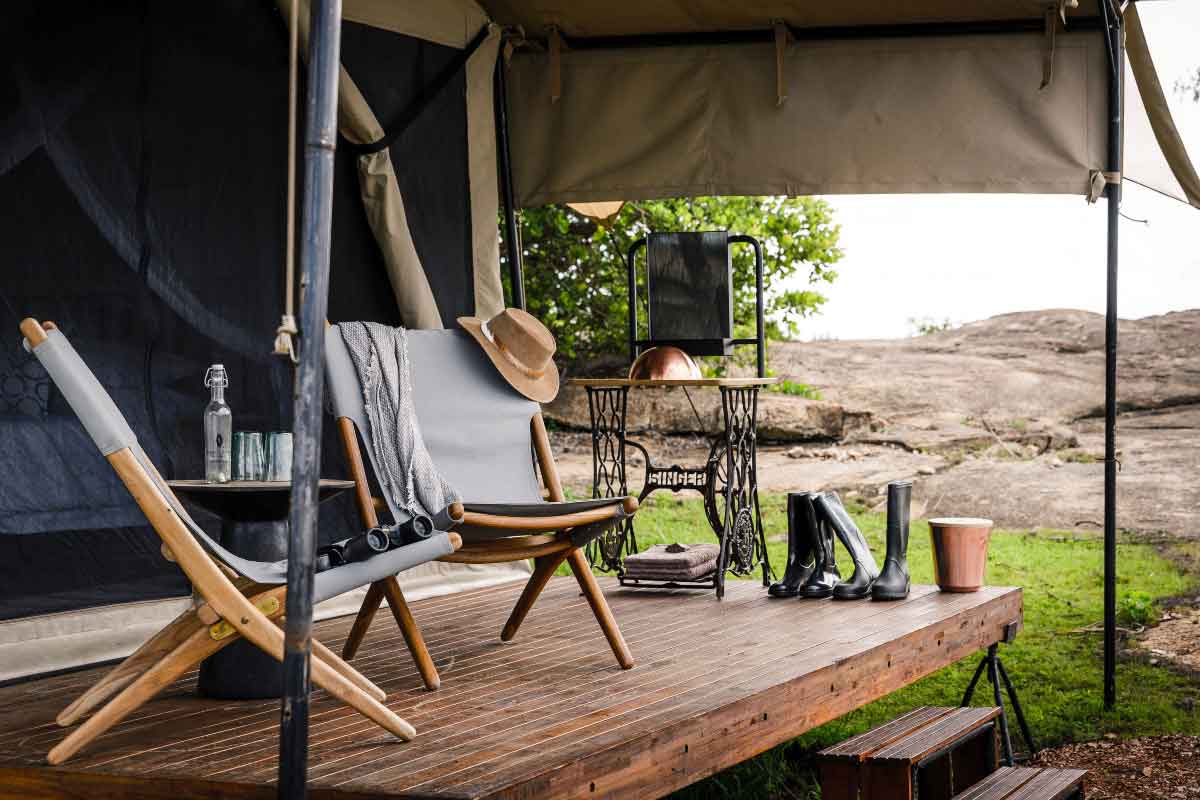 Veranda de la suite del campamento Kichakani Serengeti, en el norte del Serengeti.