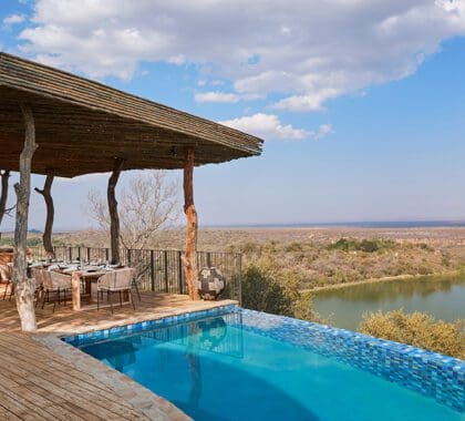 Comedor y piscina