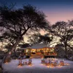 Exterior al atardecer del Somalisa Expeditions Tented Camp
